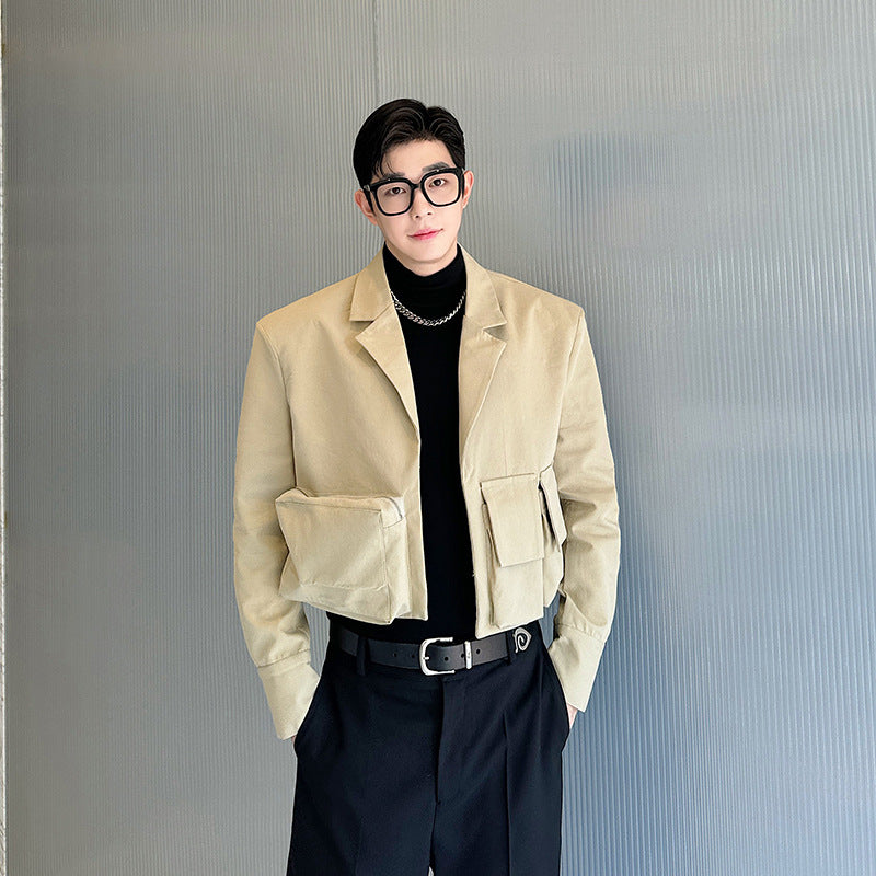 A Niche, Three-dimensional, Short Blazer With A Multi-pocket Silhouette
