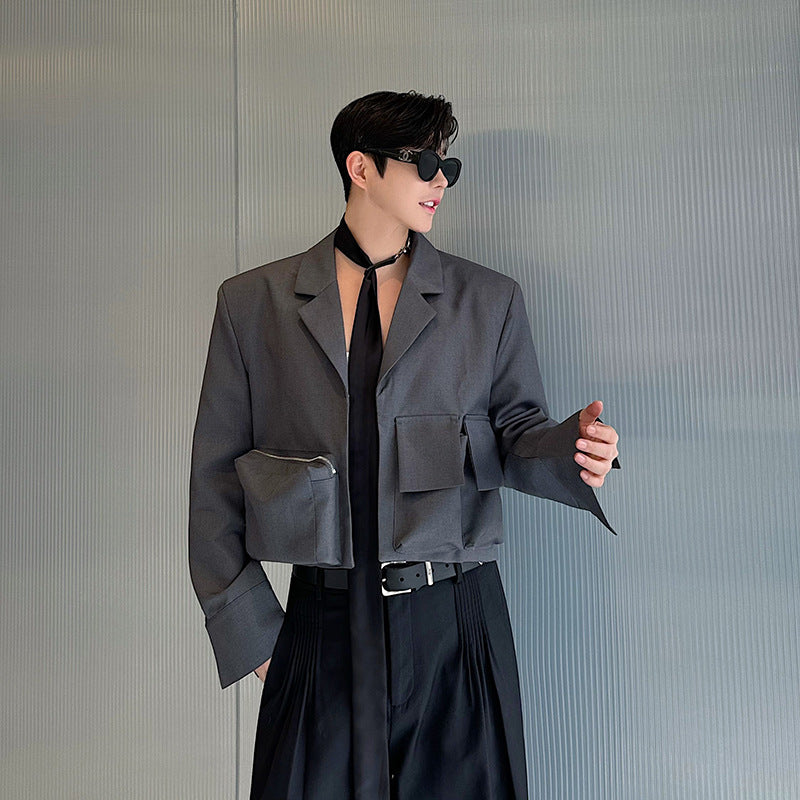 A Niche, Three-dimensional, Short Blazer With A Multi-pocket Silhouette