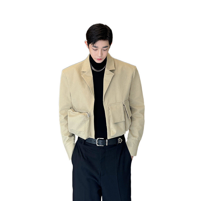 A Niche, Three-dimensional, Short Blazer With A Multi-pocket Silhouette